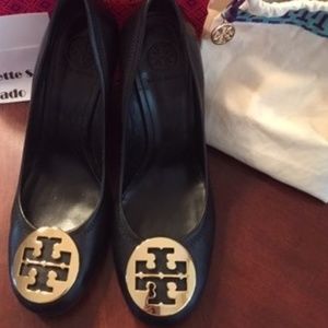 Tory Burch Logo Wedge Pumps sz 9 Black/Gold EUC